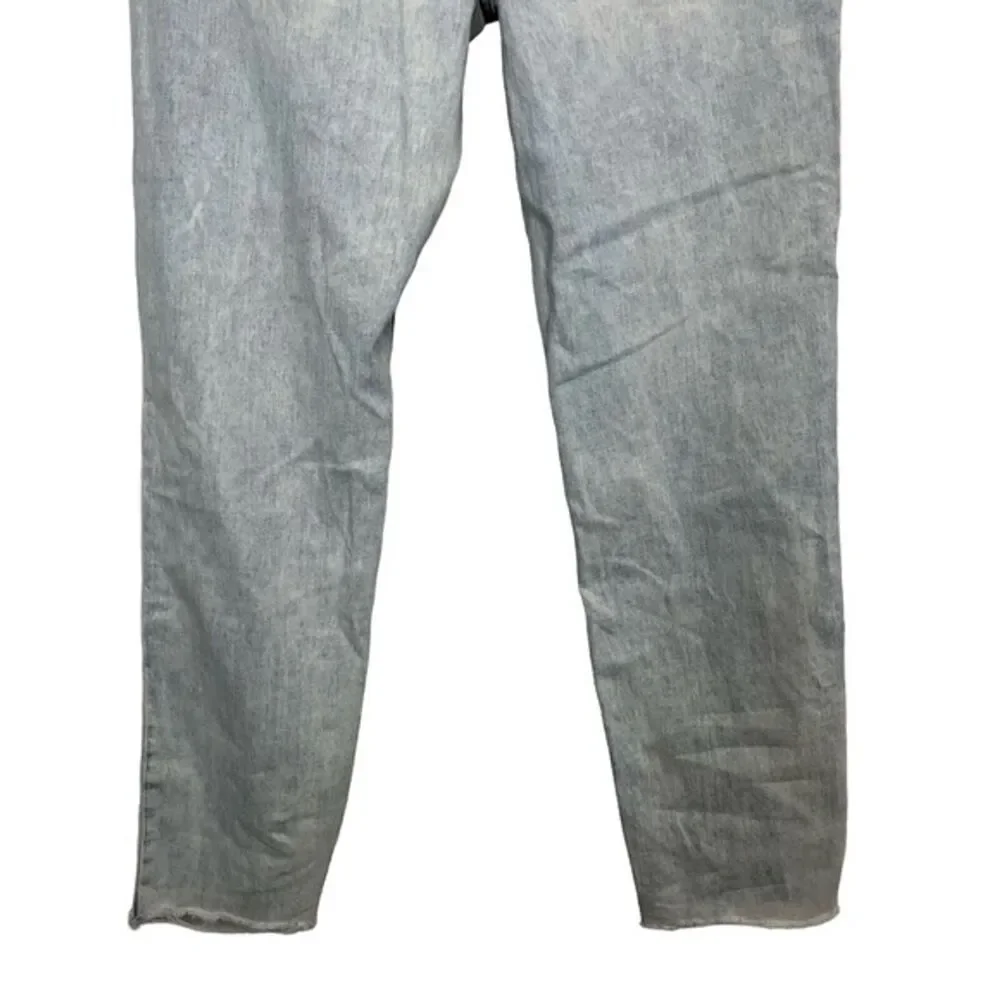 AMERICAN EAGLE MOM JEAN High Rise Distressed Light Blue Wash Raw Hem Jeans sz 4